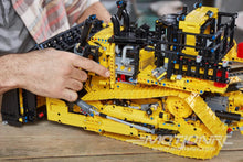 Lade das Bild in den Galerie-Viewer, LEGO Technic App-Controlled Cat® D11 Bulldozer 42131
